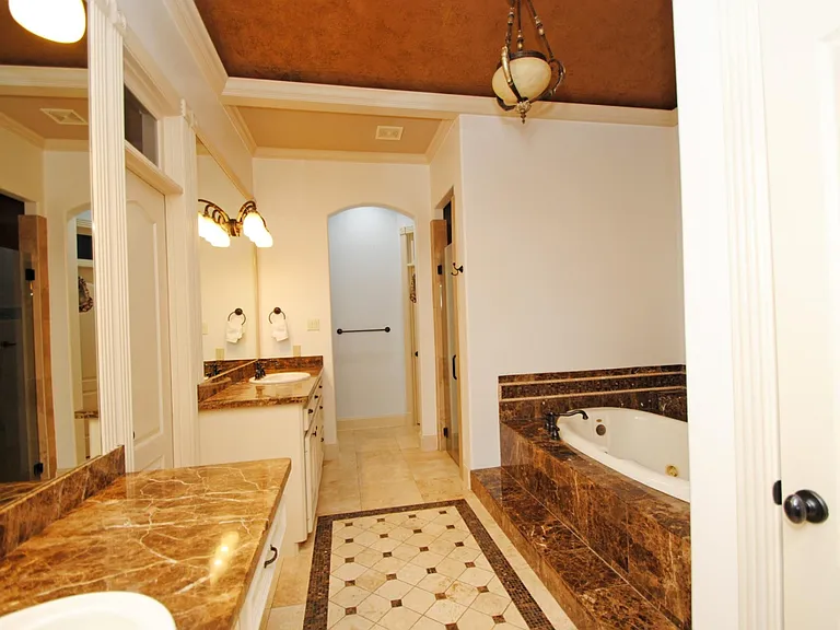 15823 Medina Lake Ln — Photo 19
