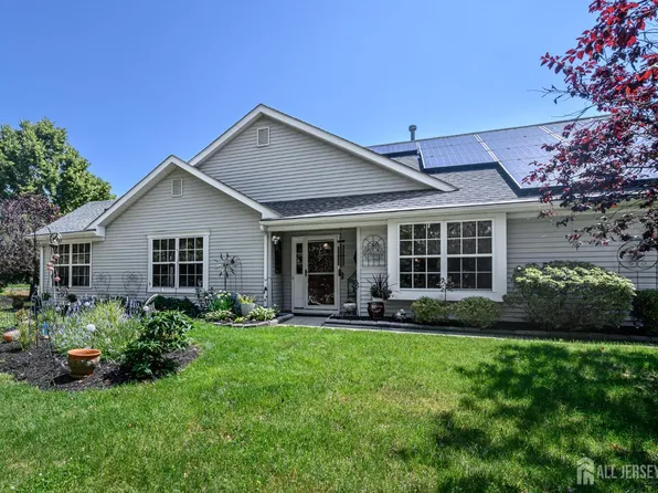 17 Strawberry Ln, Lakewood, NJ 08701