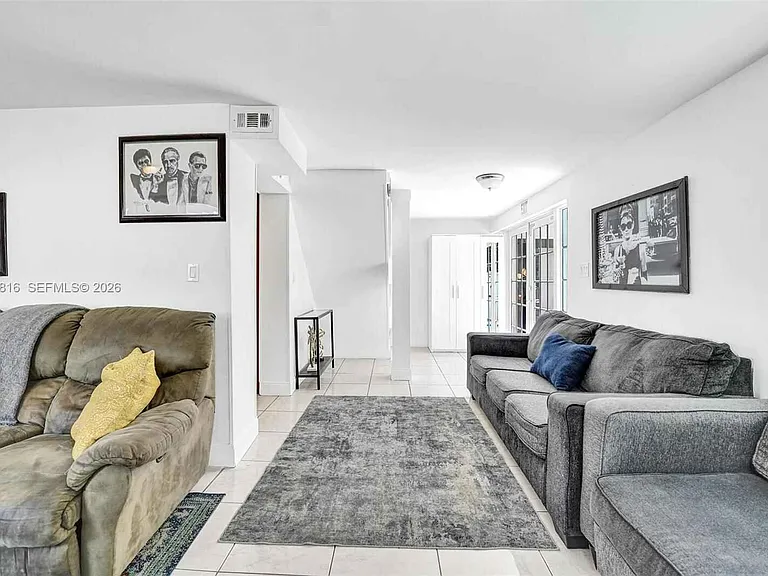 712 SW 7th Ter — Photo 9