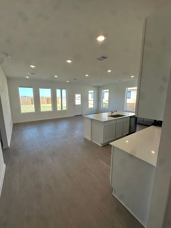 Building Photo - 830 Heaven Dr