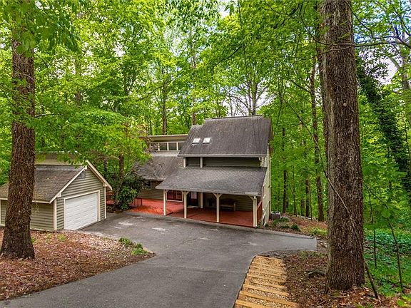 3rd image of 372 Theresa Ct