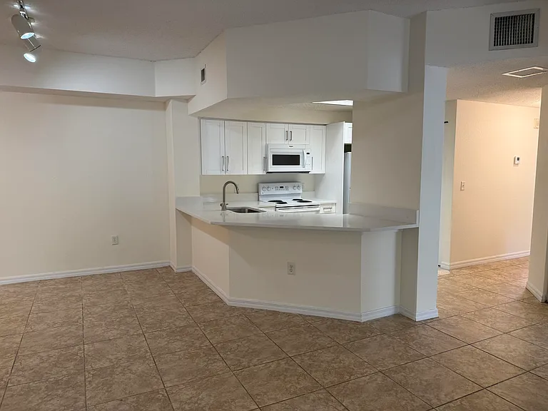 3020 Alcazar Pl #303 — Photo 3