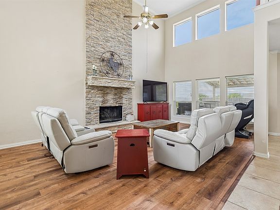 3rd image of 840 Lake Vista Ln