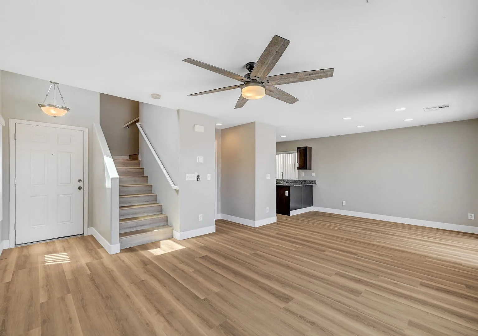 Beautiful 3 Bedroom Mountain's Edge Rental with Brand-New Luxury Vinyl Flooring! — Photo 2