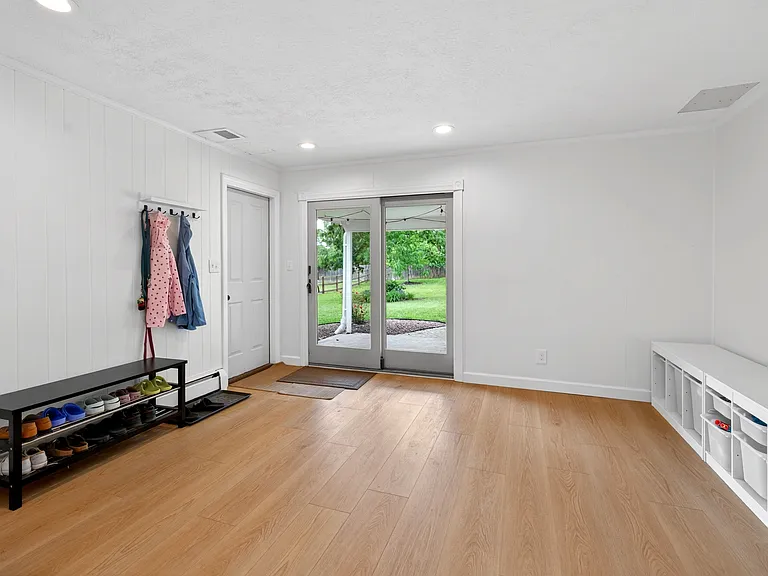 101 Davis Rd — Photo 9