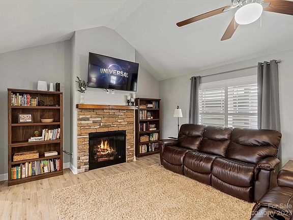 3rd image of 3618 Kimber Ln