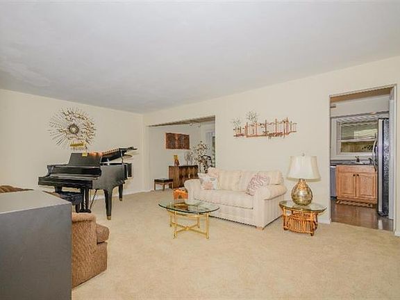 2nd image of 3865 Larchview Dr