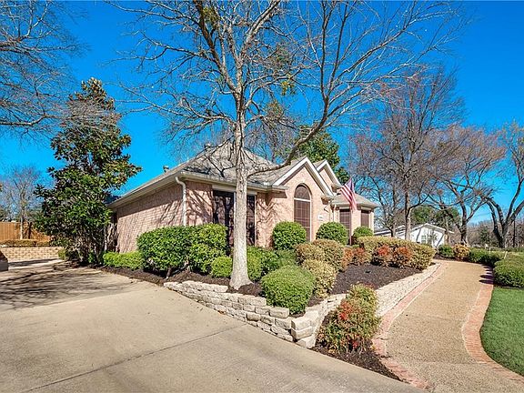 2nd image of 306 Los Altos Dr
