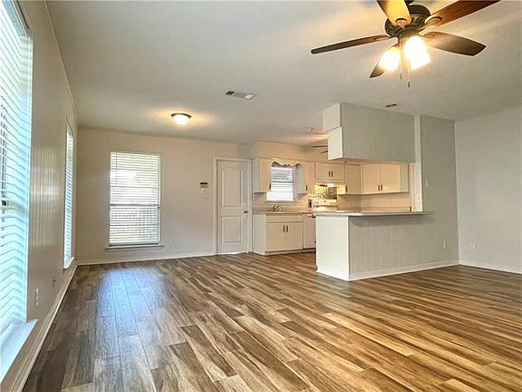 3rd image of 921 Ridgelake Dr