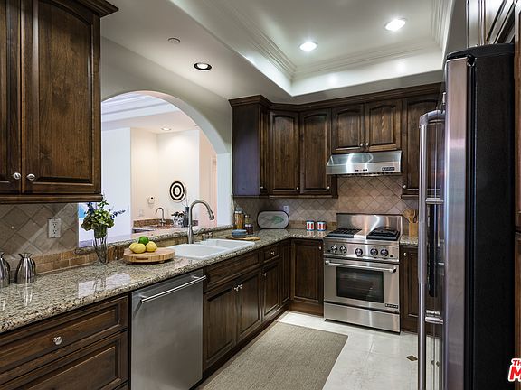 4th image of 11582 Moorpark St Unit 202
