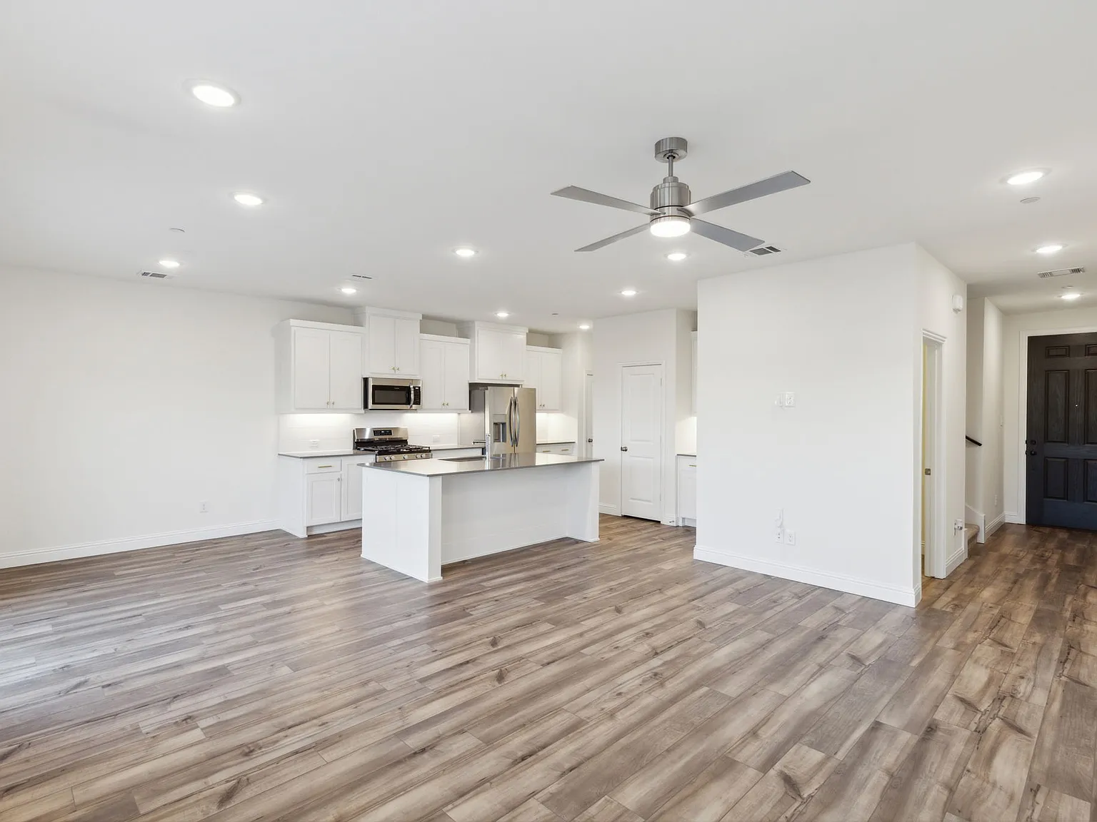 3 bed, 2.5 bath, 1822 sqft, $3,000 — Photo 4