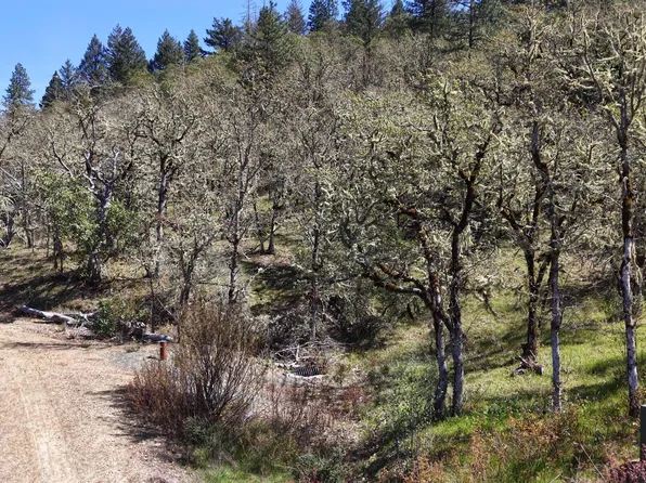 345 Whitaker Ln, Grants Pass, OR 97527