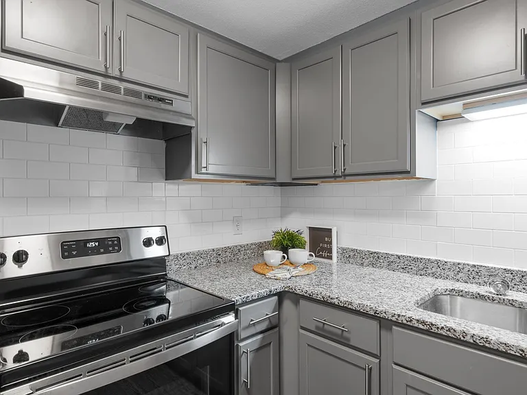 Kingswood Court Apartments and Townhomes — Photo 20