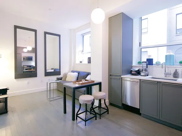 416 W 52nd St #211, New York, NY 10019