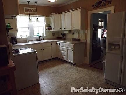 there is a space off the kitchen that can be used as a breakfast nook