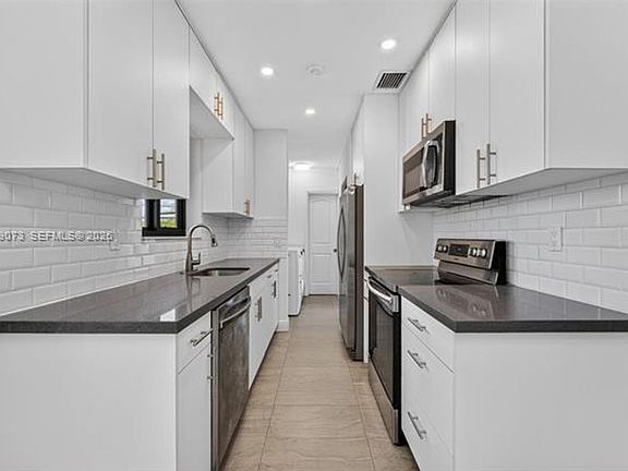 4th image of 680 W 50th Pl