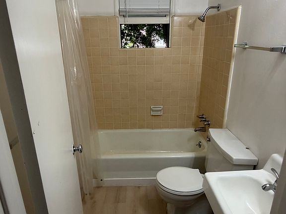 5th image of 801 Waverly St #2