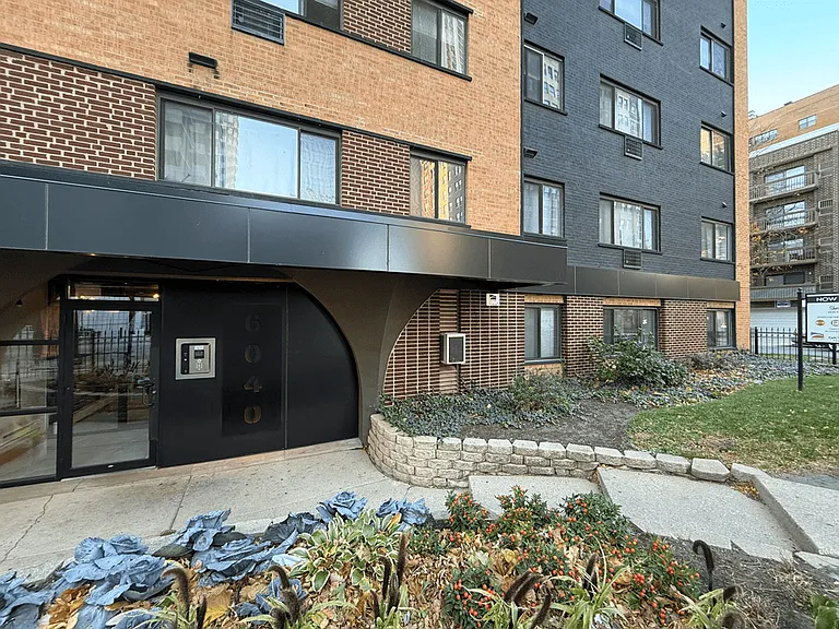 Sheridan Glen - 6040 N Sheridan Rd — Photo 17