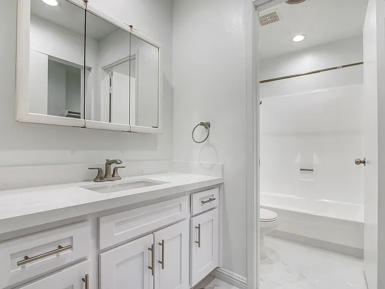 Country Club Apartments — Photo 38