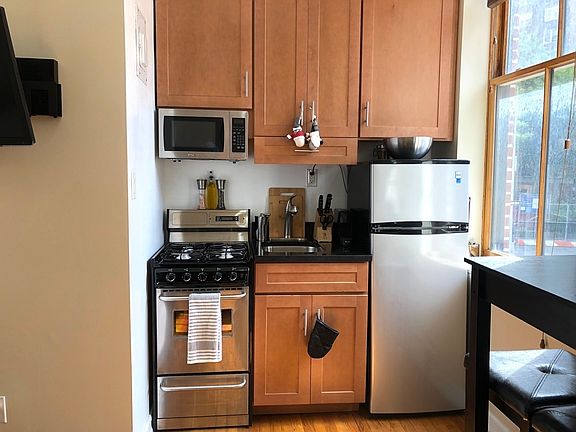 3rd image of 301 W 13th St #B