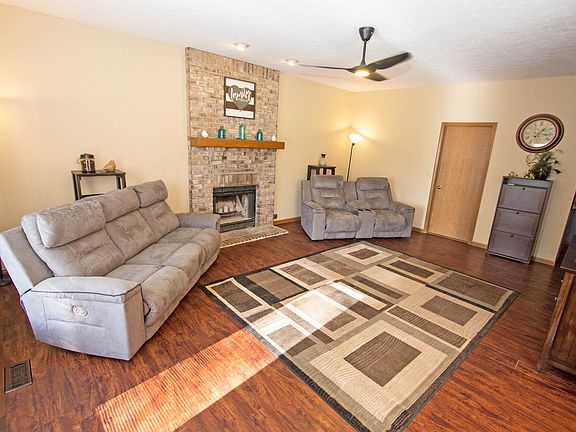 5th image of 711 Bur Oak Ct W