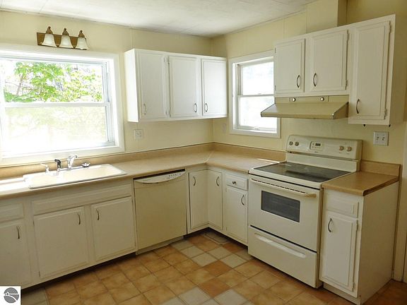 5th image of 714 James St