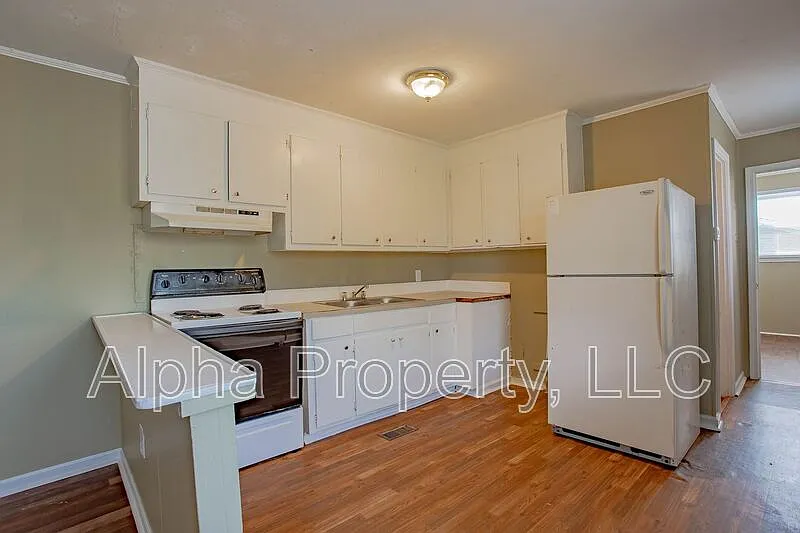 2 bed, 1.0 bath, $850 — Photo 2