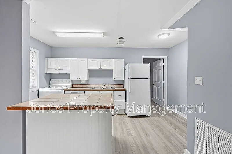 3 bed, 2.0 bath, $1,050 — Photo 3