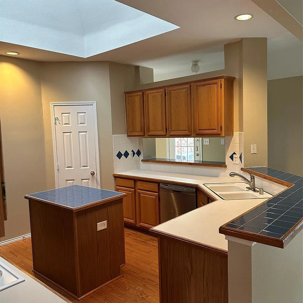 3 bed, 2050 sqft, $2,850 — Photo 4