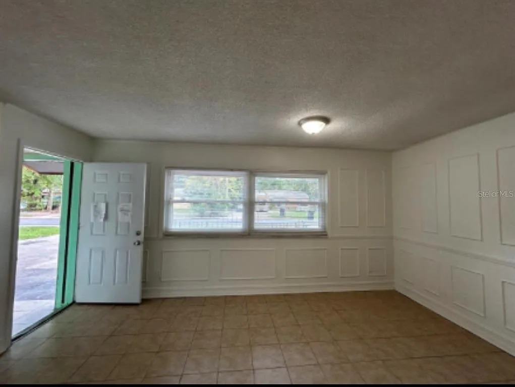 3 bed, 2.0 bath, 1820 sqft, $1,990 — Photo 3