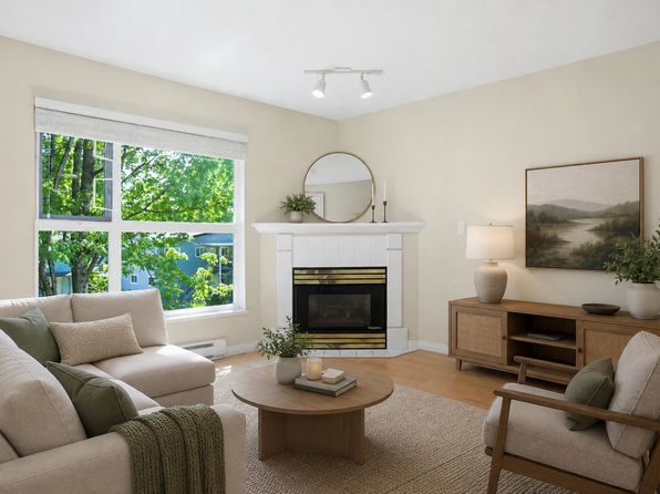 9838 Whalley Blvd #D301, Surrey, BC V3T 5S8