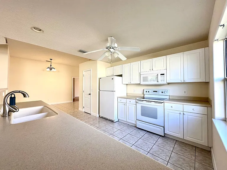 565 Limerick Dr — Photo 10