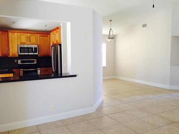 3rd image of 623 Bedford Ave