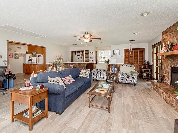 4th image of 413 Evergreen St