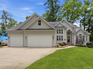 7495 Kovacs Dr, Linden, MI 48451