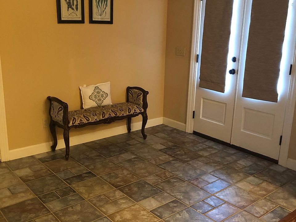 1st image of 138 Lakeside Ct