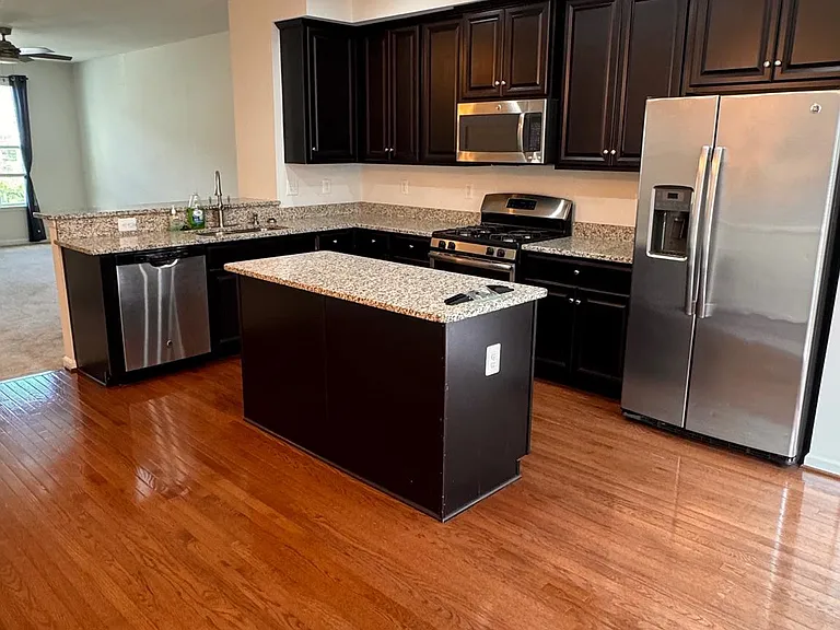 624 Ravenwood Dr — Photo 2