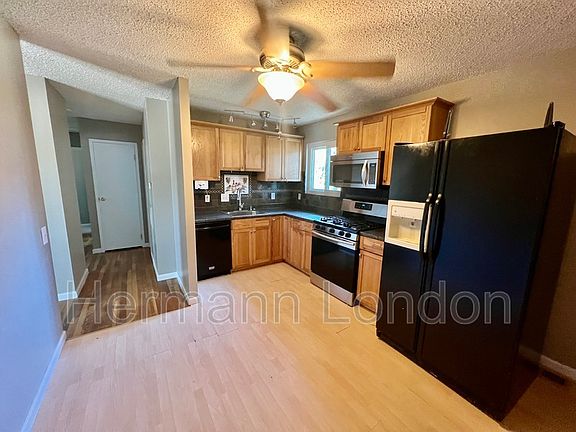 4th image of 2478 Carousel Dr
