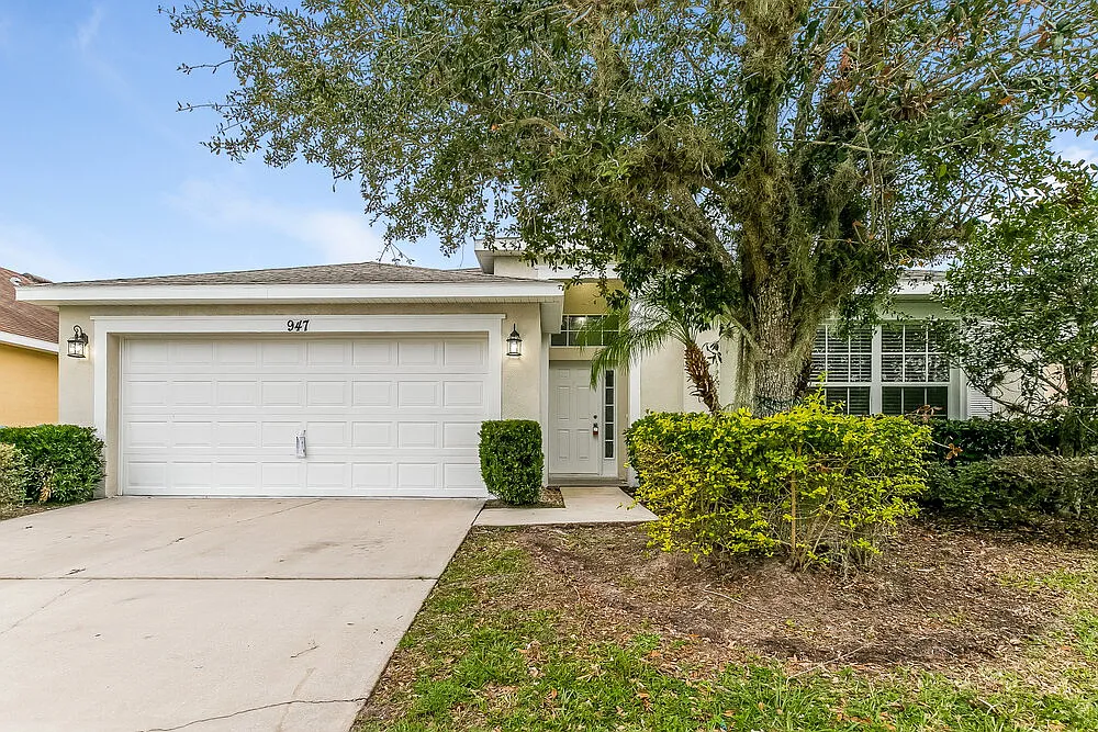 4 bed, 2.0 bath, 2014 sqft, $2,565 — Photo 1