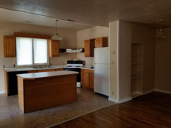 5th image of 305 N 3rd St APT 1