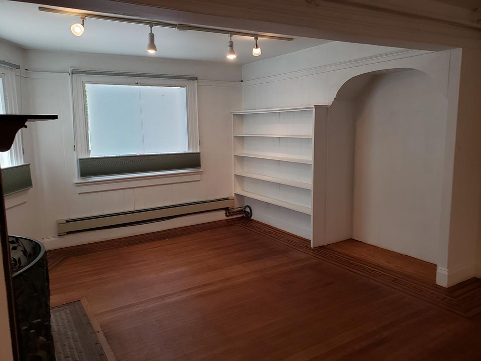 detail of the built-in shelving and niche.