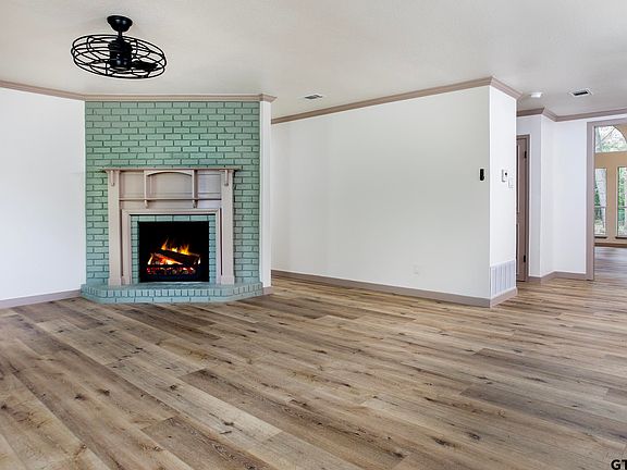3rd image of 1512 Tanglewood Dr W