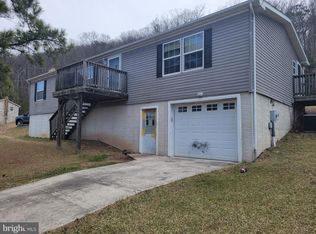 17 Redmond Ln, Paw Paw, WV 25434