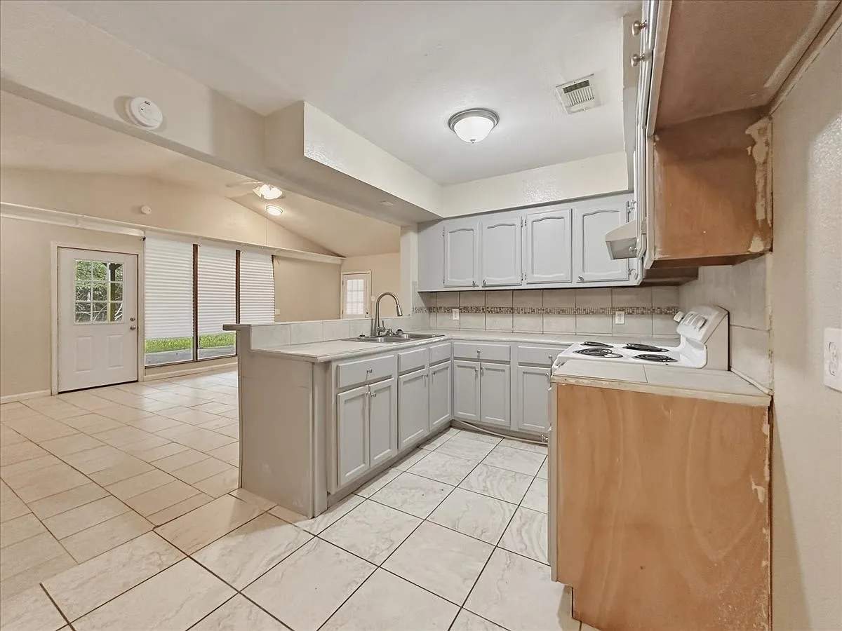 4 bed, 1840 sqft, $1,700 — Photo 4
