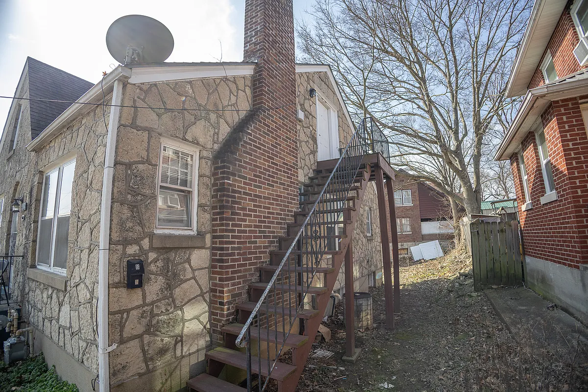 Building Photo - 1214 E Dunklin St #B