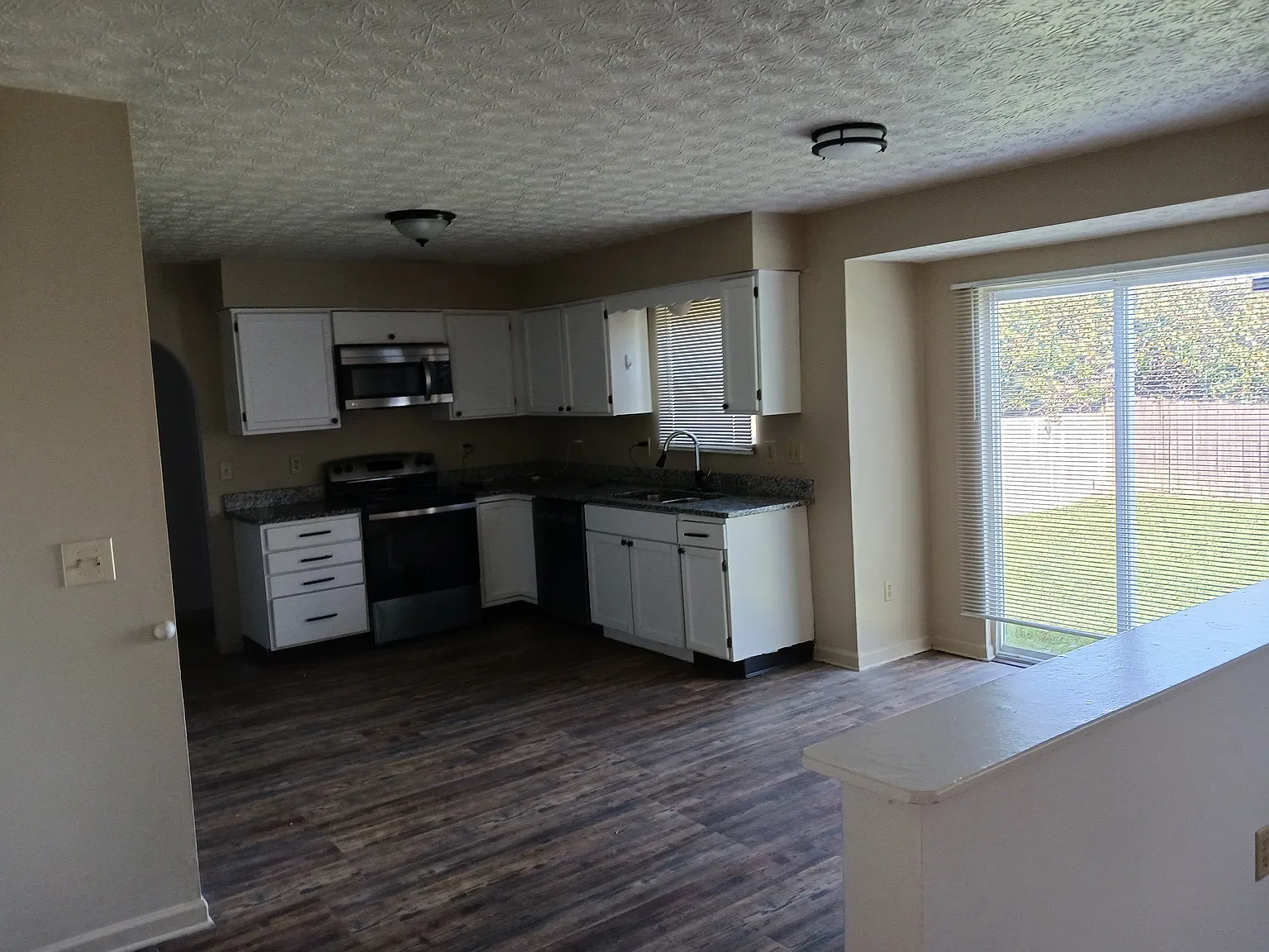 4 bed, 2.5 bath, 2012 sqft, $2,079 — Photo 2