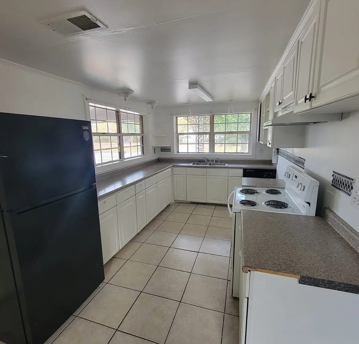 3 bed, 1023 sqft, $1,300 — Photo 2