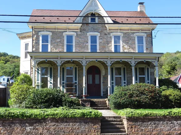 1689 S Main St, Bechtelsville, PA 19505