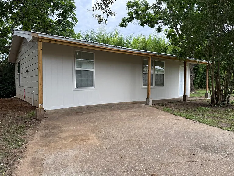 This the front of the Mother suite of two bedrooms it has a front porch. Everything fresh and Clean.