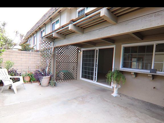 Courtyard with bar counter to receive foods and drinks from the kitchen